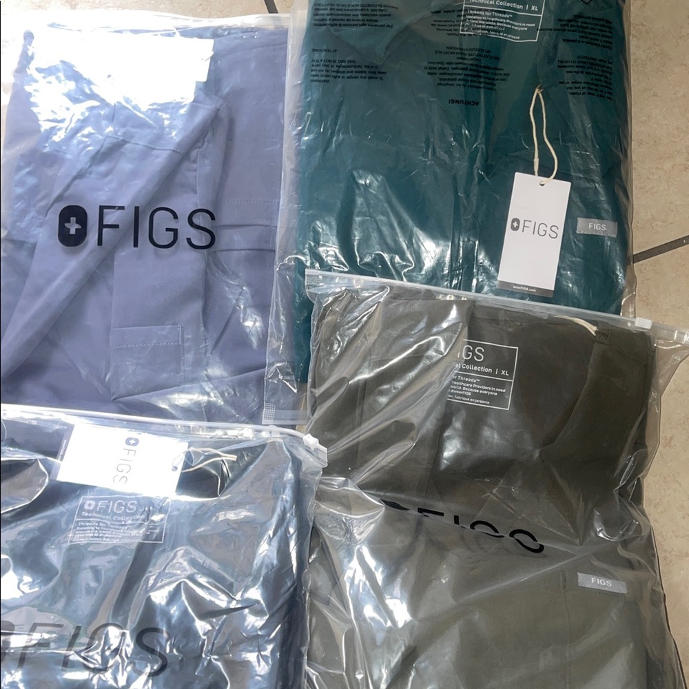 *Brand New* Figs Black Jogger Pants and Three-Pocket Top Scrub Set - Picture 5 of 7